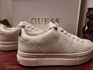 Zapatillas Guess Blancas y Plateadas