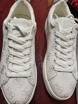 Zapatillas Guess Blancas y Plateadas