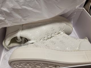 Zapatillas Guess Blancas y Plateadas