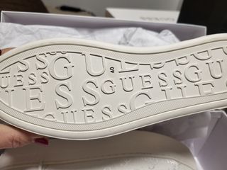 Zapatillas Guess Blancas y Plateadas