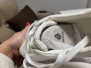 Zapatillas Guess Blancas y Plateadas