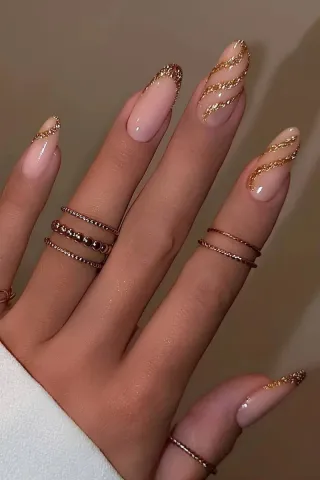Uñas acrílicas decoradas con glitter y pedrería