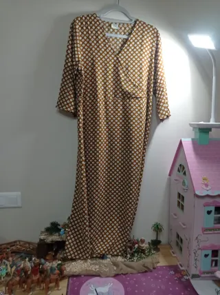 Vestido marrón con estampado de puntos blancos