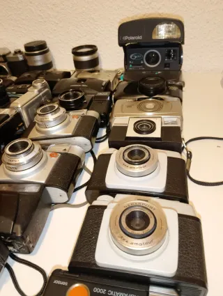 28 cámaras analógicas y digitales y 2 objetivos