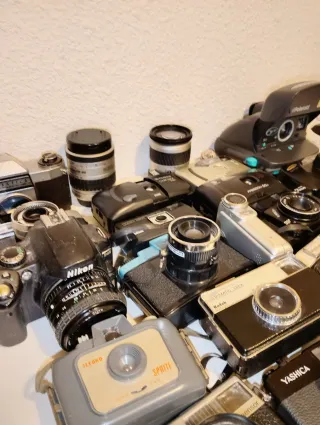 28 cámaras analógicas y digitales y 2 objetivos