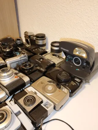 28 cámaras analógicas y digitales y 2 objetivos