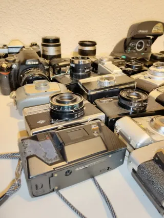 28 cámaras analógicas y digitales y 2 objetivos