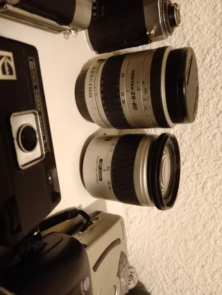 28 cámaras analógicas y digitales y 2 objetivos