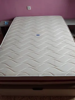 Canapé abatible con colchón y mesitas