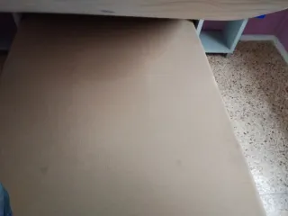 Canapé abatible con colchón y mesitas