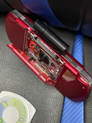 PSP Slim 3004 Roja + Accesorios
