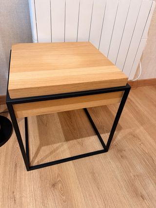 Mesa auxiliar madera y metal negro.