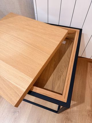 Mesa auxiliar madera y metal negro.