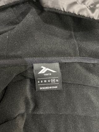 Cazadora negra con capucha