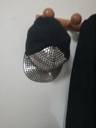 Gorra negra y plateada con tachuelas