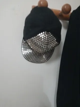 Gorra negra y plateada con tachuelas