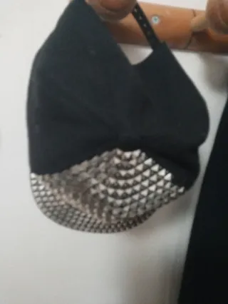 Gorra negra y plateada con tachuelas