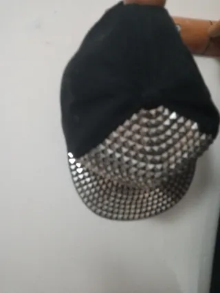 Gorra negra y plateada con tachuelas