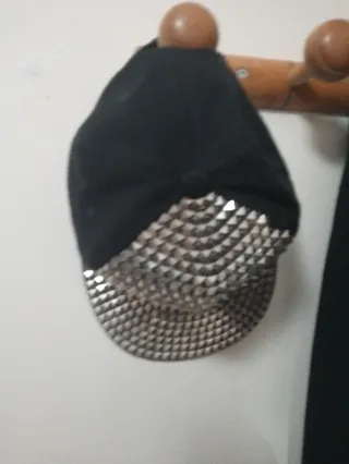 Gorra negra y plateada con tachuelas