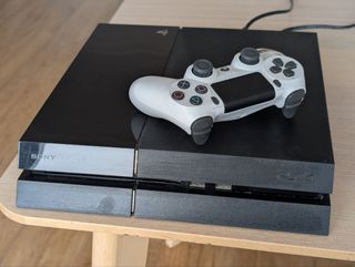 PS4 (PlayStation 4) Negra + Mando Blanco
