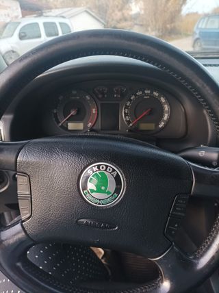 Coche para piezas o cambiar cadena de distribución