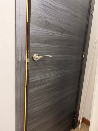 Puerta nueva gris sin usar