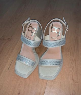 Sandalias de tacón beige y plateadas con pedrería