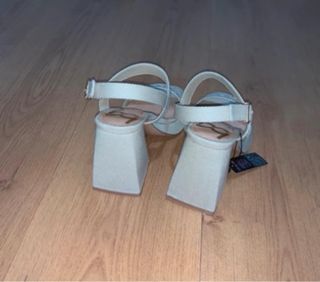 Sandalias de tacón beige y plateadas con pedrería