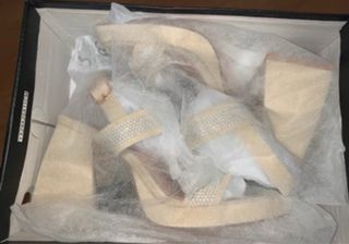 Sandalias de tacón beige y plateadas con pedrería
