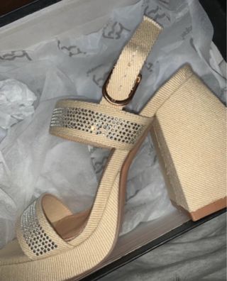 Sandalias de tacón beige y plateadas con pedrería
