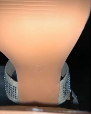 Sandalias de tacón beige y plateadas con pedrería