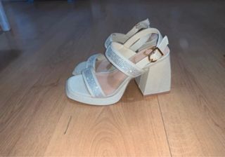 Sandalias de tacón beige y plateadas con pedrería