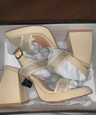 Sandalias de tacón beige y plateadas con pedrería