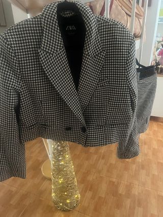 Conjunto Chaqueta y Falda Zara