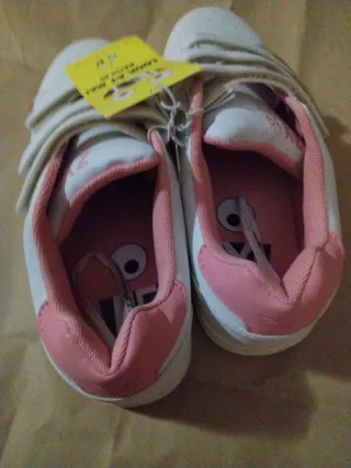 Deportivas blancas con velcro,talla 37.