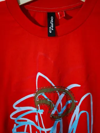 Camiseta roja con estampado