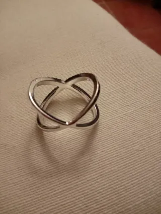 Anillos de acero entrelazados con circonitas sinté