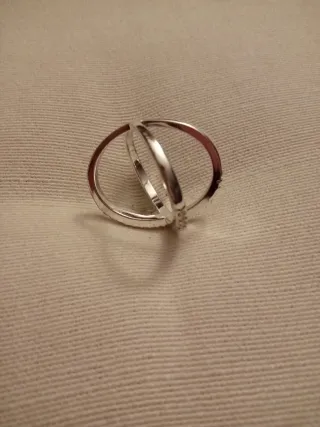 Anillos de acero entrelazados con circonitas sinté