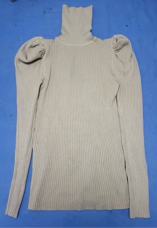 Jersey de chica beige con cuello alto