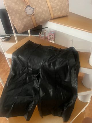 Falda pantalón polipiel negra