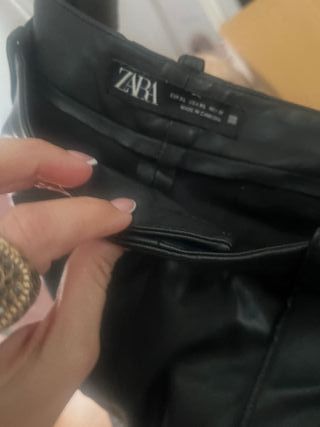 Falda pantalón polipiel negra