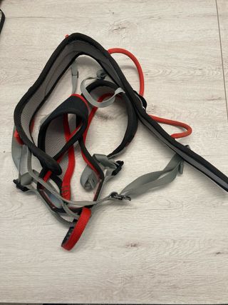 Arnés de escalada y casco