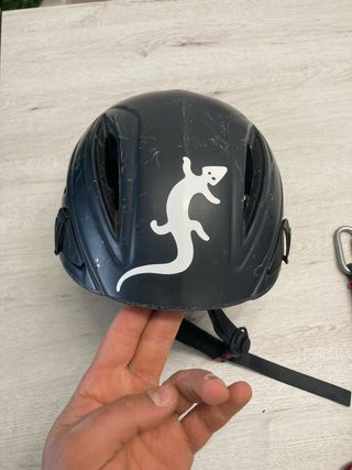 Arnés de escalada y casco