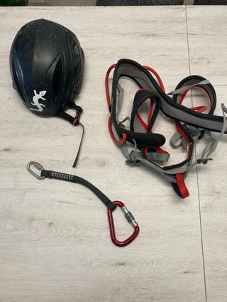 Arnés de escalada y casco