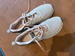 Zapatillas Decathlon grises y rosas