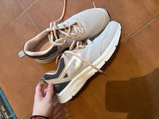 Zapatillas Decathlon grises y rosas