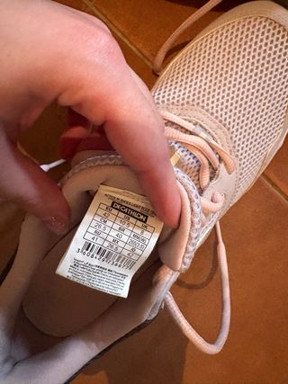 Zapatillas Decathlon grises y rosas