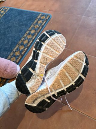 Zapatillas Decathlon grises y rosas