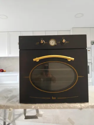 Horno negro con detalles dorados
