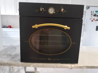 Horno negro con detalles dorados